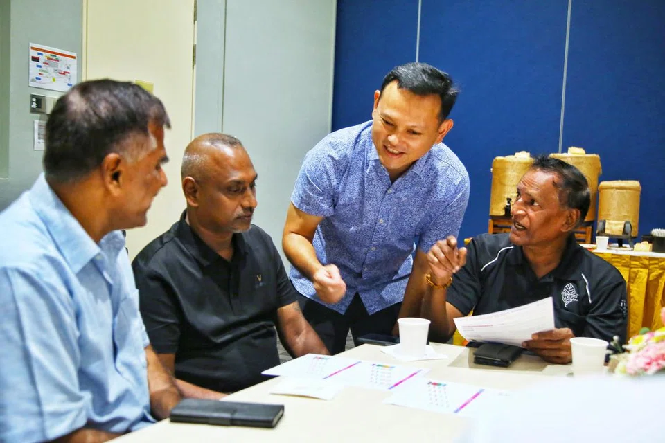 RAMAH MESRA: Menteri Negara Kanan (Tenaga Manusia merangkap Pertahanan), Encik Zaqy Mohamed (dua dari kanan), beramah mesra bersama Encik K Ramesh (dua dari kiri), seorang pemandu Impetus Conceptus Pte Ltd dan pekerja industri pengurusan sisa lain pada acara penghargaan pada Khamis di Institut Pekerjaan dan Daya Kerja Devan Nair di Jurong East.
