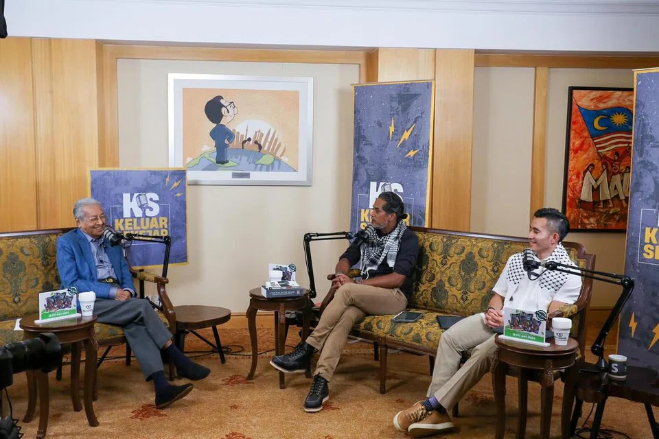 BANYAK PENDEDAHAN: (Dari kiri) Tun Dr Mahathir Mohamad, dalam rakaman podcast Keluar Sekejap bersama mantan Ketua Pemuda Umno, Encik Khairy Jamaluddin dan mantan Ketua Penerangan Umno, Encik Shahril Hamdan.