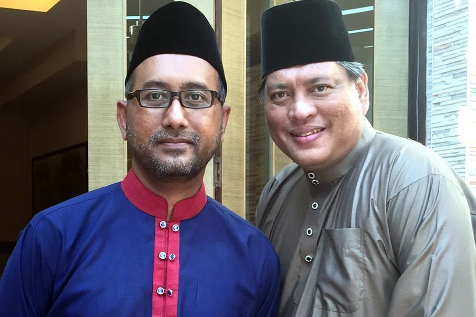SALING KONGSI: Pengarah bersama telemovie 'Suara Takbir', Fendy Hamid (kiri) dan Keatar HM, menggunakan kepakaran masing-masing bagi mewujudkan jalan cerita berkesan. - Foto HARYANI ISMAIL