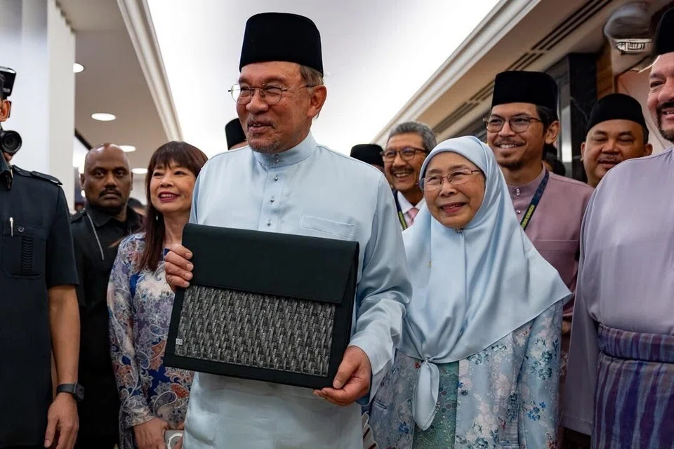 Perdana Menteri Malaysia, Datuk Seri Anwar Ibrahim (tengah).