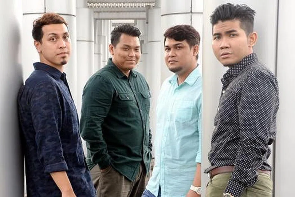 GABUNG SUARA BERI NASIHAT: Kumpulan vokal D.U.A, yang terdiri daripada empat jejaka, (dari kiri) Mamat Bora, Rifaah Hakim, Rajis Sharif dan Reyza Hamizan, bergabung suara demi menyajikan sesuatu yang bermanfaat kepada masyarakat. - Foto JOHARI RAHMAT