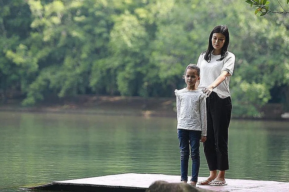 KISAH RUMAH MISTERI: Mona Allen berlakon sebagai guru sekolah istimewa yang mewarisi rumah misteri ibu saudaranya dan bertemu kanak-kanak terbiar berhampiran rumah itu. - Foto MADNESS FILMS SDN BHD 