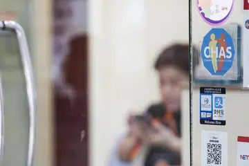 SKIM CHAS: Bermula awal 2024 pula, pemegang kad Chas boleh meraih manfaat daripada Peringkat Kronik SG Lebih Sihat, jika mereka mendaftar dengan klinik perubatan awam SG Lebih Sihat. 