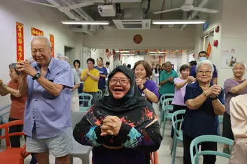 Cik Saripah Ali (tengah),  antara kumpulan warga emas Generasi Perintis yang menyertai Program Pengurusan Kerapuhan (FMP) di bawah naungan Care Corner Singapore, yang baru-baru ini menerima sumbangan dana berjumlah $700,000 daripada SP Group.
