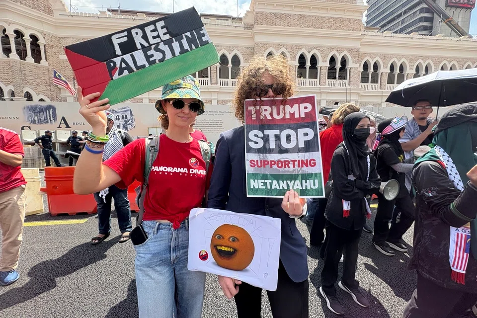 Dua pelancong Australia yang turut menyertai ‘Himpunan Aman Bantah Trump’ di Dataran Merdeka, Kuala Lumpur. 
