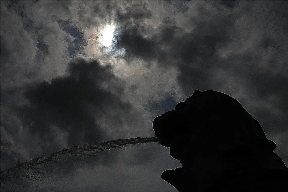 FENOMENA ASTRONOMI: Gerhana matahari cincin jelas dapat dilihat dalam suasana awan gelap dari Merlion Park semalam. - Foto BH oleh NEO XIAOBIN