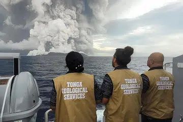 TINJAU KEADAAN: Ahli geologi Perkhidmatan Geologi Tonga meninjau keadaan di sekitar gunung berapi Hunga-Tonga-Hunga-Ha'apai, yang mengeluarkanr kepulan asap dan abu sehingga 20 kilometer di atas paras laut menyusuli letusannya kelmarin. - Foto FACEBOOK TONGA GEOLOGICAL SERVICES, GOVERNMENT OF TONGA