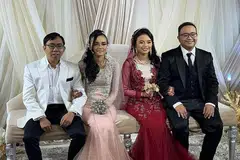 MAJLIS BERSAMA LEBIH JIMAT: (Dari kiri) Encik Muhammad Khairul Buang, Cik Hazimah Mahat, Cik Hazwani Mahat dan Encik Muhammad Haniff Buang mengadakan majlis serentak di Orange Ballroom minggu lalu. - Foto ORANGE BALLROOM