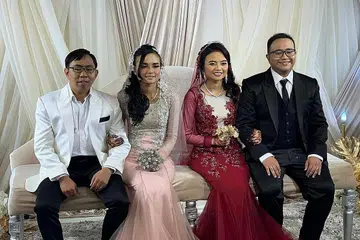 MAJLIS BERSAMA LEBIH JIMAT: (Dari kiri) Encik Muhammad Khairul Buang, Cik Hazimah Mahat, Cik Hazwani Mahat dan Encik Muhammad Haniff Buang mengadakan majlis serentak di Orange Ballroom minggu lalu. - Foto ORANGE BALLROOM