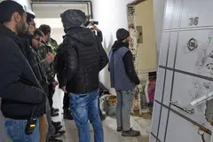 BUAT PEMERIKSAAN: Polis Turkey berpakaian preman menunggu dekat apartmen yang didiami suspek utama serangan kelab malam di Istanbul yang mengorbankan 39 orang pada malam sambutan tahun baharu yang lalu. - Foto AFP