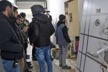 BUAT PEMERIKSAAN: Polis Turkey berpakaian preman menunggu dekat apartmen yang didiami suspek utama serangan kelab malam di Istanbul yang mengorbankan 39 orang pada malam sambutan tahun baharu yang lalu. - Foto AFP