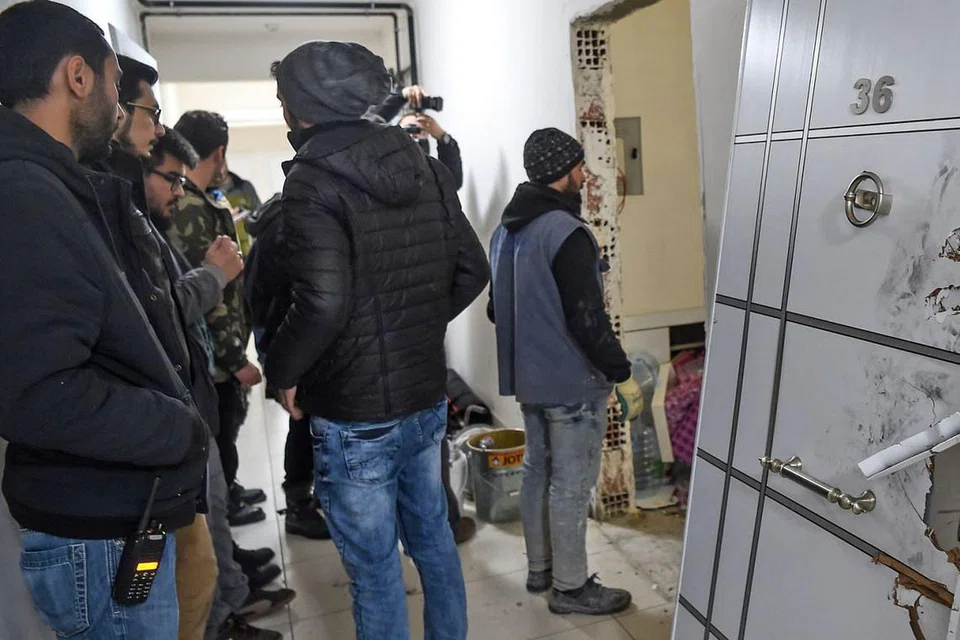 BUAT PEMERIKSAAN: Polis Turkey berpakaian preman menunggu dekat apartmen yang didiami suspek utama serangan kelab malam di Istanbul yang mengorbankan 39 orang pada malam sambutan tahun baharu yang lalu. - Foto AFP