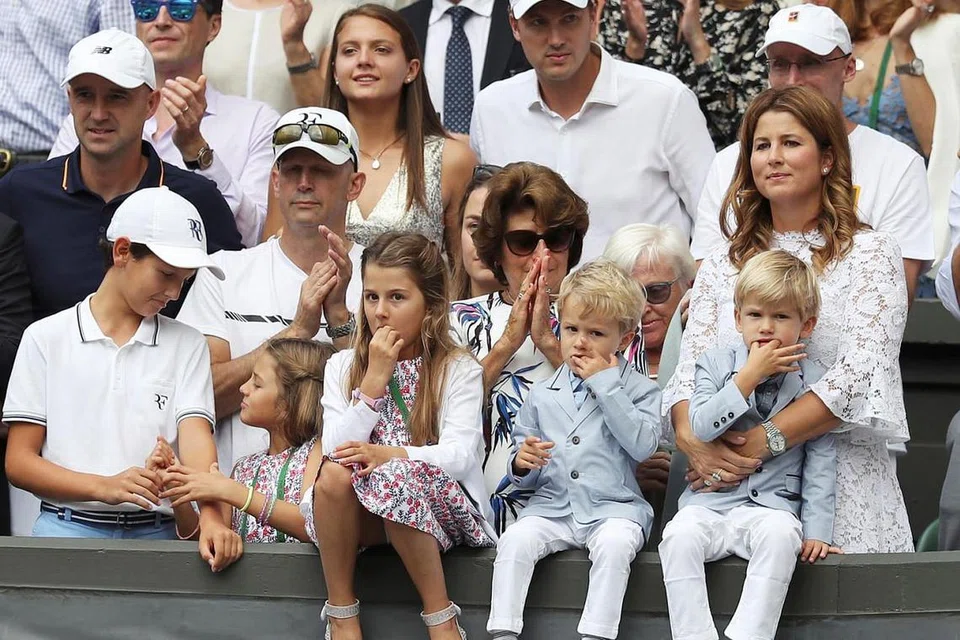 MENYAKSIKAN KEMENANGAN: Isteri Roger Federer, Mirka (kanan), dan anak-anak mereka di gelanggang menyaksikan Federer menjadi juara. - Foto REUTERS 