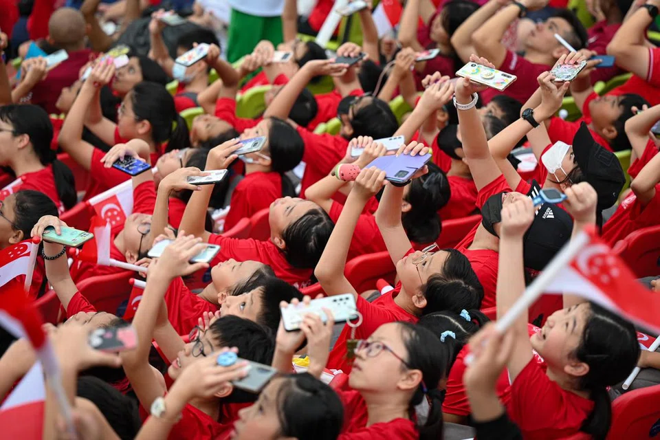 BUAT KENANGAN: Para pelajar enggan melepaskan peluang merakam aksi udara ketika pertunjukan NE pada 8 Julai, acara yang sering mendapat perhatian semua yang menonton. 