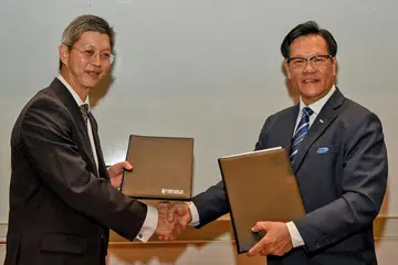 DEMI MASA DEPAN BOLA SEPAK NEGARA: Timbalan Pengetua (Khidmat Akademik) Dr Michael Koh (kiri) dan President FAS, Encik Lim Kia Tong, bergambar selepas memeterai perjanjian persefahaman antara kedua-dua organisasi itu. - Foto PERSATUAN BOLA SEPAK SINGAPURA