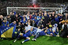 Pemain dan staf pasukan Bosnia-Herzegovina meraikan kejayaan layak ke pusingan akhir Piala Dunia 2026 selepas menundukkan Italy 4-1 menerusi penentuan penalti pada final playoff zon Eropah di Stadium Bilino Polje, Zenica. Keputusan terikat 1-1 selepas masa tambahan. 