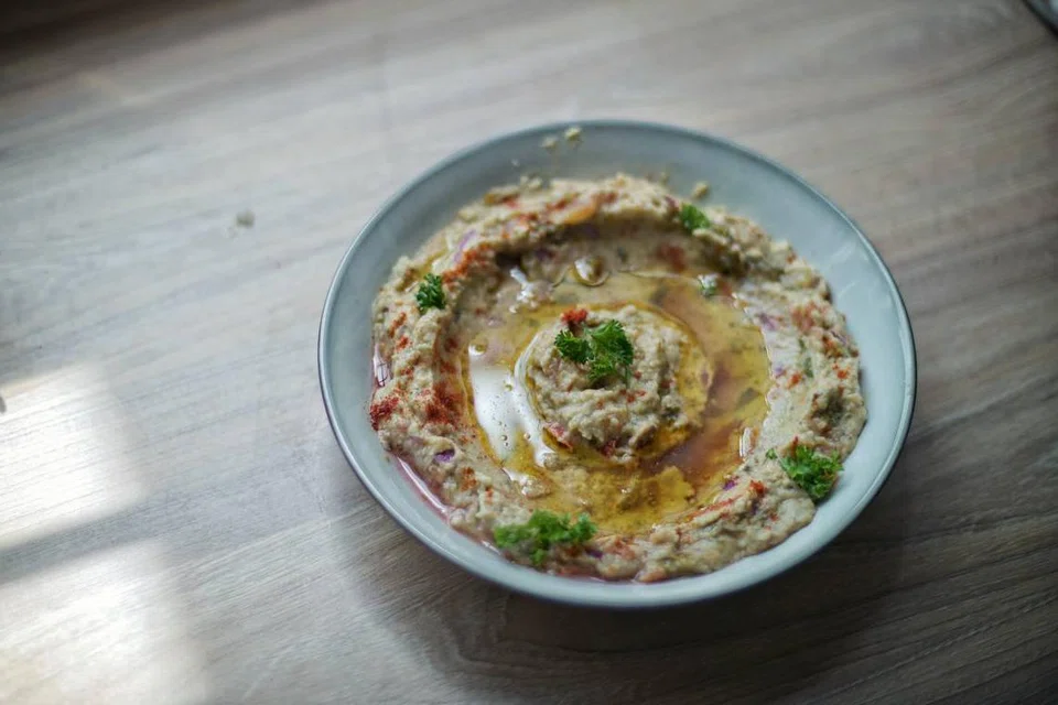 BABA GHANOUSH: Pencecah ini diperbuat daripada lada benggala, tomato dan terung yang dibakar selama sejam dan kemudian dikisarkan dengan biji-bijan putih serta minyak zaitun.