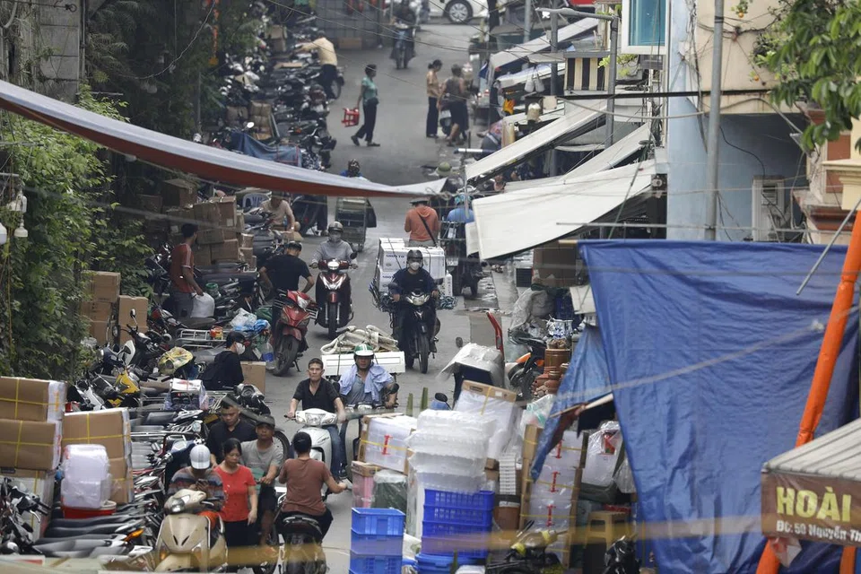 Penunggang motosikal yang sarat dengan barangan di sebuah pasar jalanan di Hanoi, Vietnam, 21 April 2025 sedang Vietnam mengekalkan sasaran pertumbuhan KDNK untuk tahun 2025 pada kadar 8 peratus meskipun berdepan risiko tarif.