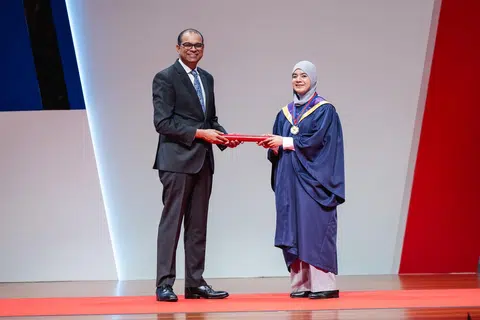 Cik Raziana Bibi Abdul Rasheed, telah tamat pengajian dan meraih diploma semasa majlis penyampaian di NYP, yang turut dihadiri Menteri Negara Kanan (Pendidikan merangkap Kemampanan dan Sekitaran), Dr Janil Puthucheary. Cik Raziana juga merupakan penerima Anugerah Pembelajaran Sepanjang Hayat NYP-SkillsFuture (NYP-SFLLA) yang diadakan buat julung-julung kalinya.