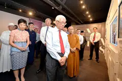 PENTING PUPUK KEHARMONIAN: Presiden Tony Tan (depan) bersama Encik Teo (keempat dari kiri) dan Cik Grace Fu, Menteri Kebudayaan, Masyarakat dan Belia (kedua dari kiri), di ruang pameran selepas merasmikan Galeri Harmoni dalam Kepelbagaian (HDG) di bangunan tambahan MND semalam. - Foto M.O. SALLEH