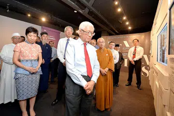 PENTING PUPUK KEHARMONIAN: Presiden Tony Tan (depan) bersama Encik Teo (keempat dari kiri) dan Cik Grace Fu, Menteri Kebudayaan, Masyarakat dan Belia (kedua dari kiri), di ruang pameran selepas merasmikan Galeri Harmoni dalam Kepelbagaian (HDG) di bangunan tambahan MND semalam. - Foto M.O. SALLEH