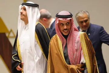 Menteri Luar Arab Saudi, Faisal bin Farhan Al-Saud (kanan), bersama rakan sejawatnya dari Qatar, Mohammed bin Abdulrahman Al-Thani, menghadiri mesyuarat perundingan peringkat menteri di Riyadh pada 19 Mac 2026. Menteri-menteri luar dari negara Arab dan Islam berkumpul bagi membincangkan krisis keselamatan di rantau tersebut.
