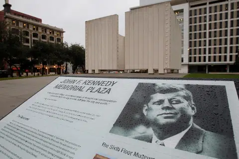 Plaza Memorial John F. Kennedy yang ditutup sempena ulang tahun ke-50 pembunuhan JFK, dirakam di Dallas, Texas pada 22 November 2013.