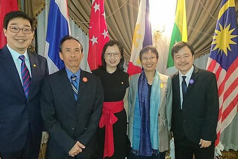HARUMKAN NAMA NEGARA: (Dari kiri) Encik Kevin Cheok, Duta Singapura ke Thailand; Peter Augustine Goh dan Cik Low Hui Ching, isteri Encik Cheok; serta penerima SEA Write yang lain Ovidia Yu (2016) dan Chia Joo Ming (2017). - Foto ihsan PETER AUGUSTINE GOH