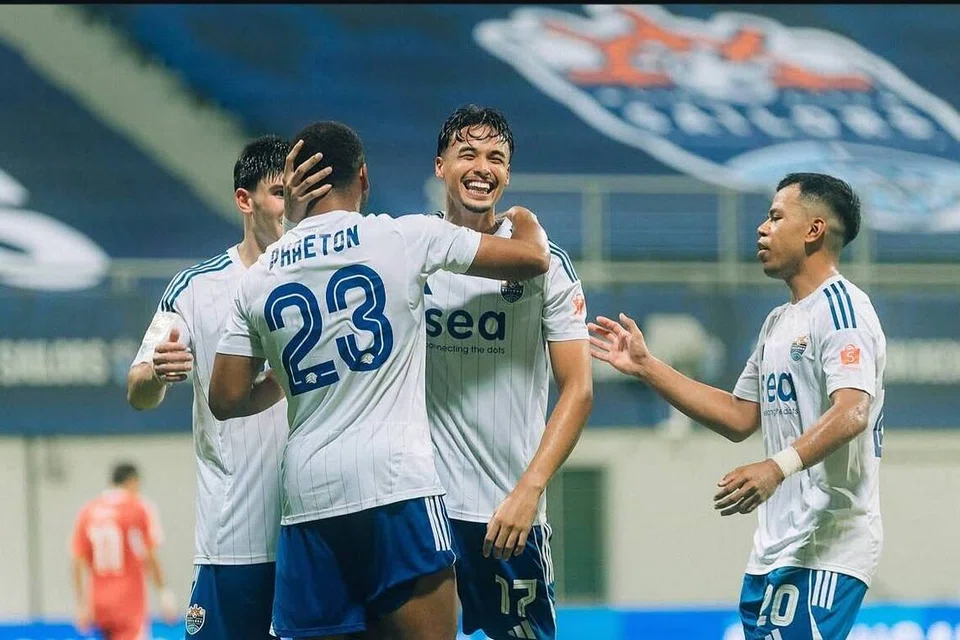 Penyerang Lion City Sailors, Ilhan Fandi (dua dari kanan), meraikan gol pertamanya bersama pasukan tersebut dengan rakan sepasukannya. Sailors membelasah Young Lions 6-1 pada 12 Oktober.