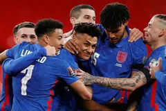 'DEBUT' IMPIAN: Watkins (dua dari kiri) m gol antarabangsa sulungnya bersama rakan sepasukan. - Foto REUTERS