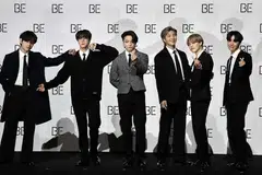 KUMPULAN TAHUN INI: Kumpulan BTS dari Korea Selatan membawa pulang trofi Kumpulan Tahun Ini sekali gus memecahkan rekod keempat berturut-turut. - Foto AFP