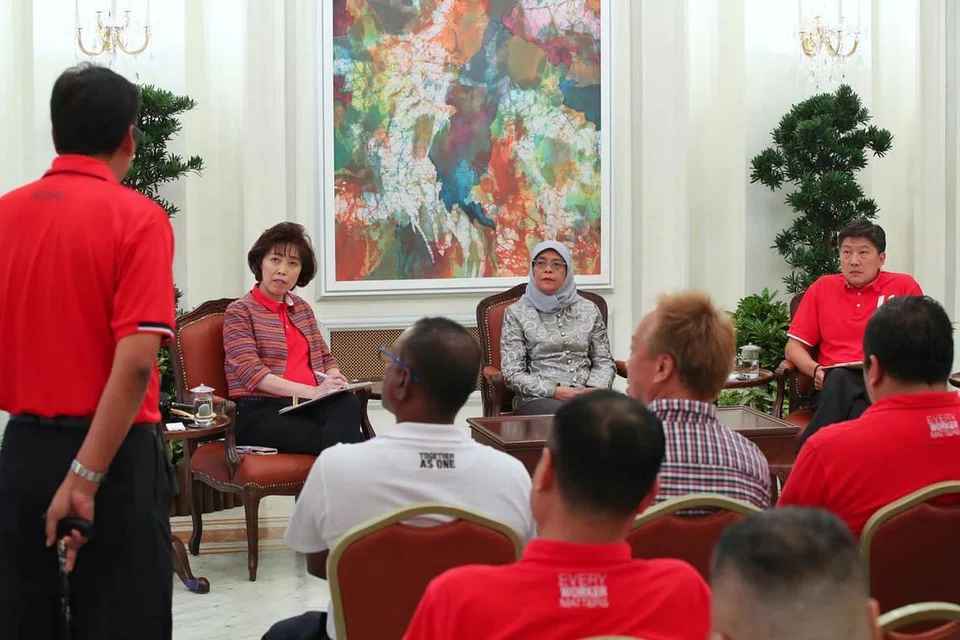 DIALOG BERSAMA: Presiden Halimah Yacob (tengah) telah mengundang para pemimpin kesatuan ke Istana untuk satu sesi dialog untuk mengetahui keprihatinan para pekerja. Bersamanya ialah Setiausaha Agung NTUC, Encik Ng Chee Meng (kanan). - Foto MCI