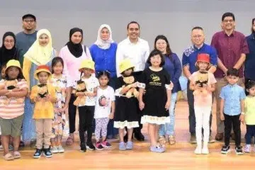 GRADUAN: Sebahagian daripada 450 ibu bapa dan kanak-kanak yang dirai di majlis tamat pengajian bagi program KelasMateMatika (KMM) dan acara PlayFest 2023 anjuran Yayasan Mendaki di Pusat Konvensyen Politeknik Temasek (TP) pada 2 Disember. Turut hadir ialah Anggota Parlimen (AP) GRC Chua Chu Kang, Encik Zhulkarnain Abdul Rahim (tengah, berbaju putih) sebagai tetamu kehormat.