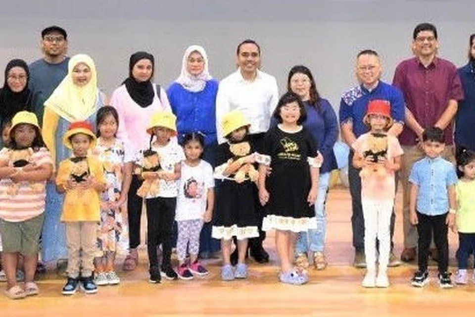 GRADUAN: Sebahagian daripada 450 ibu bapa dan kanak-kanak yang dirai di majlis tamat pengajian bagi program KelasMateMatika (KMM) dan acara PlayFest 2023 anjuran Yayasan Mendaki di Pusat Konvensyen Politeknik Temasek (TP) pada 2 Disember. Turut hadir ialah Anggota Parlimen (AP) GRC Chua Chu Kang, Encik Zhulkarnain Abdul Rahim (tengah, berbaju putih) sebagai tetamu kehormat.