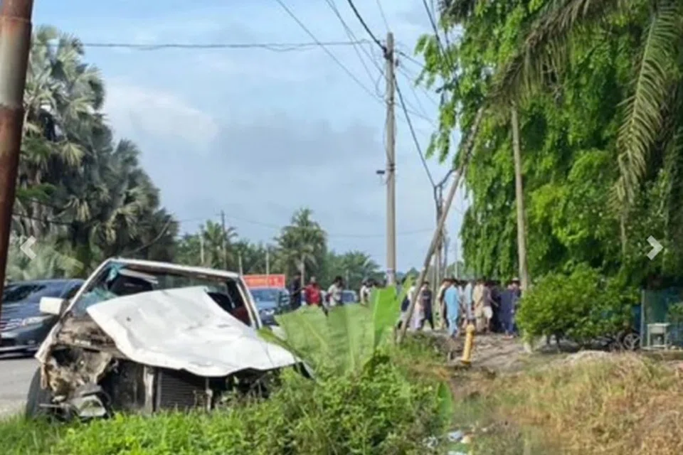 Kejadian berlaku di Kilometer 16 Jalan Teluk Intan-Bidor, Perak, apabila sebuah Proton Saga yang dipandu lelaki berusia 36 tahun terbabas lalu terlanggar enam warga Pakistan yang sedang berjalan kaki di bahu jalan.