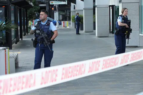 TIADA RISIKO KESELAMATAN: Para pegawai polis berjaga-jaga di sekitar kawasan kejadian di Auckland sedang Perdana Menteri New Zealand, Encik Chris Hipkins, menekankan kejadian itu tidak mencetuskan risiko keselamatan. 