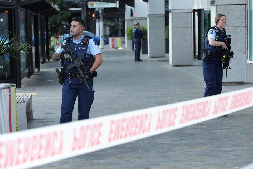TIADA RISIKO KESELAMATAN: Para pegawai polis berjaga-jaga di sekitar kawasan kejadian di Auckland sedang Perdana Menteri New Zealand, Encik Chris Hipkins, menekankan kejadian itu tidak mencetuskan risiko keselamatan. 