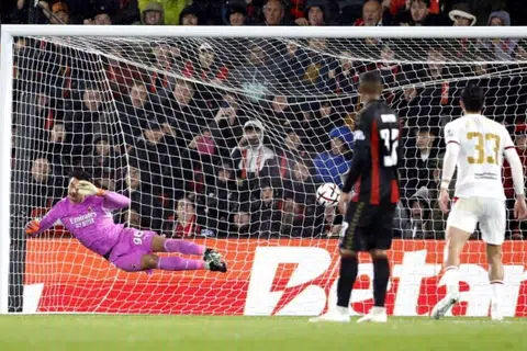 Penjaga gol AC Milan, Lorenzo Torriani, gagal menyelamatkan percubaan ketika Bournemouth menjaringkan gol ketiga mereka dalam perlawanan fasa liga Liga Europa Kesatuan Persatuan Bola Sepak Eropah (Uefa) antara AFC Bournemouth dengan AC Milan di Bournemouth, Britain, pada 22 Oktober 2026.