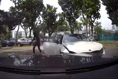 BERJAYA DITANGKAP: Rakaman video daripada kamera dalam kenderaan ini menunjukkan pemandu sebuah kereta BMW coupe meninggalkan keretanya di sebuah tempat letak kereta. Dia kemudian berjaya ditangkap polis.