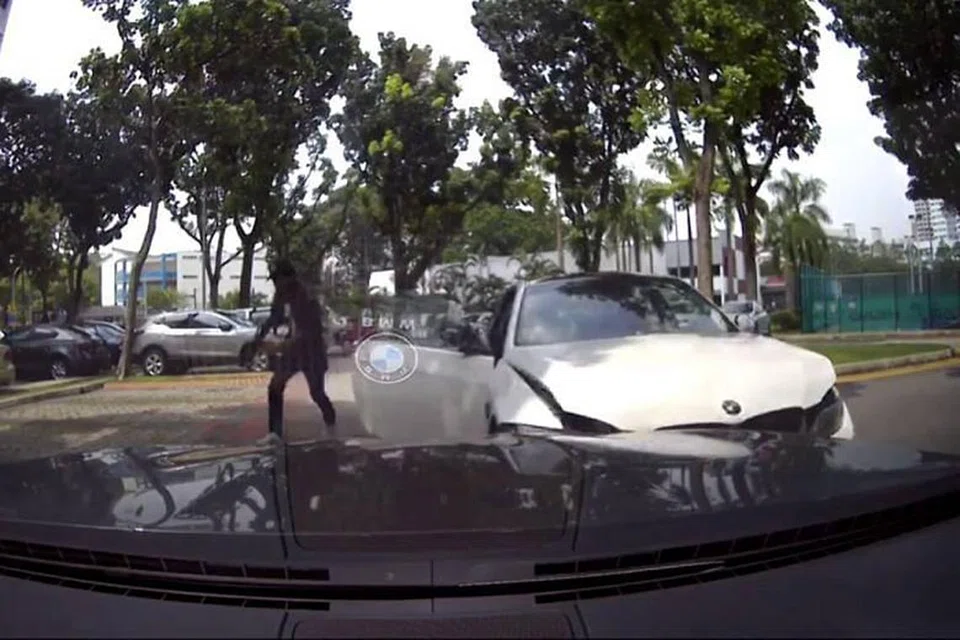 BERJAYA DITANGKAP: Rakaman video daripada kamera dalam kenderaan ini menunjukkan pemandu sebuah kereta BMW coupe meninggalkan keretanya di sebuah tempat letak kereta. Dia kemudian berjaya ditangkap polis.