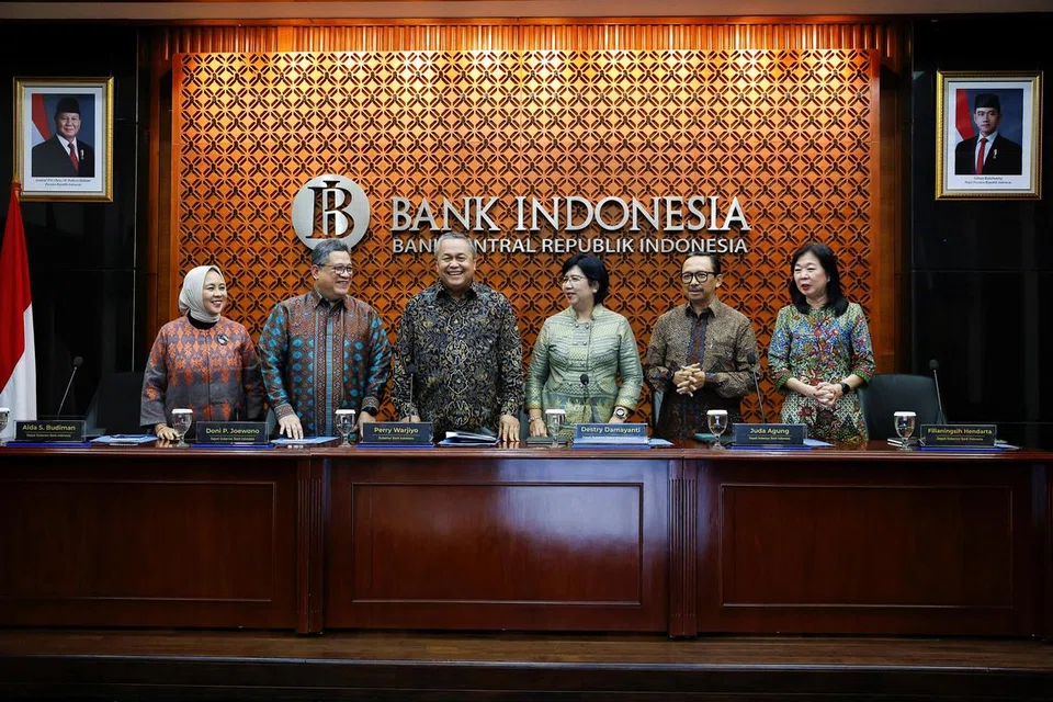 Gabenor Bank Indonesia, Perry Warjiyo (tengah), memberi reaksi kepada para wartawan sebelum sidang media bersama para timbalannya di ibu pejabat Bank Indonesia, Jakarta, Indonesia, pada 15 Januari 2025.
