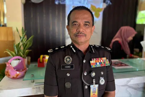 Timbalan Pengarah Bahagian Korektif (Seksyen Vokasional & Industri), Ibu Pejabat Penjara Malaysia, Timbalan Komisioner Penjara Hamid Taha.