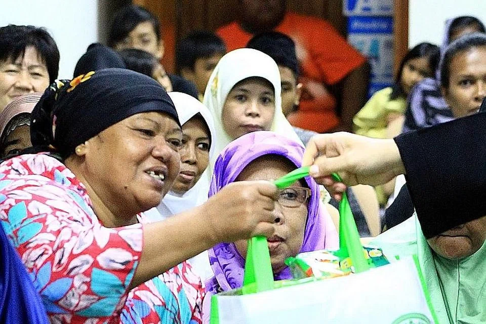 SALING MEMBANTU: Pandemik Covid-19 menonjolkan sikap tolenransi dan saling membantu masyarakat Islam di Singapura, dan Pergas memainkan peranan penting dalam usaha sebegini. - Foto PERGAS