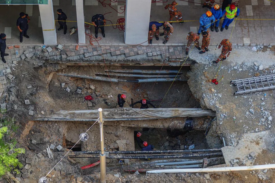 Anggota Jabatan Bomba dan Penyelamat Malaysia serta Angkatan Pertahanan Awam Malaysia giat meneruskan operasi mencari dan menyelamat (SAR) warga India yang menjadi mangsa insiden tanah jerlus di Jalan Masjid India pada 24 Ogos