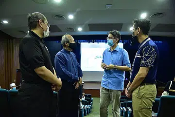 GESA LEBIH RAMAI TAMPIL JADI RELAWAN: Dr Faishal (dua dari kanan) berinteraksi dengan para pendamping masyarakat semasa di sesi latihan relawan Fitrah kelmarin. - Foto MUIS