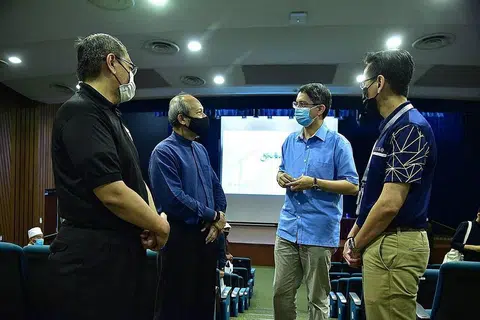 GESA LEBIH RAMAI TAMPIL JADI RELAWAN: Dr Faishal (dua dari kanan) berinteraksi dengan para pendamping masyarakat semasa di sesi latihan relawan Fitrah kelmarin. - Foto MUIS