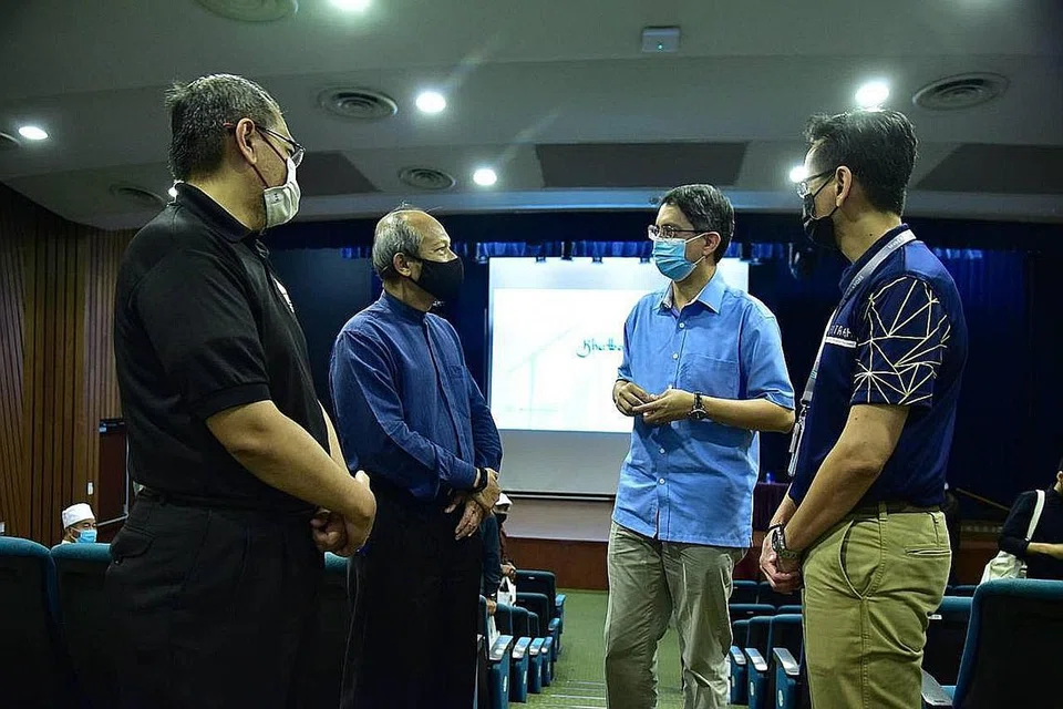 GESA LEBIH RAMAI TAMPIL JADI RELAWAN: Dr Faishal (dua dari kanan) berinteraksi dengan para pendamping masyarakat semasa di sesi latihan relawan Fitrah kelmarin. - Foto MUIS