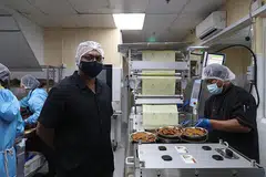 TAMBAH HASIL, JIMAT BELANJA: Encik Mohd Hasan Abdul Rahman, pemilik Pondok Abang di Hab Makanan Jurong, berkata pendigitalan yang dijalani syarikatnya bukan sahaja menghasilkan jualan tambahan melalui dalam talian sahaja, malah menjimatkan kos perniagaan. - Foto BH oleh TIMOTHY DAVID