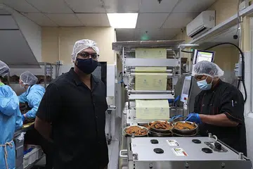TAMBAH HASIL, JIMAT BELANJA: Encik Mohd Hasan Abdul Rahman, pemilik Pondok Abang di Hab Makanan Jurong, berkata pendigitalan yang dijalani syarikatnya bukan sahaja menghasilkan jualan tambahan melalui dalam talian sahaja, malah menjimatkan kos perniagaan. - Foto BH oleh TIMOTHY DAVID