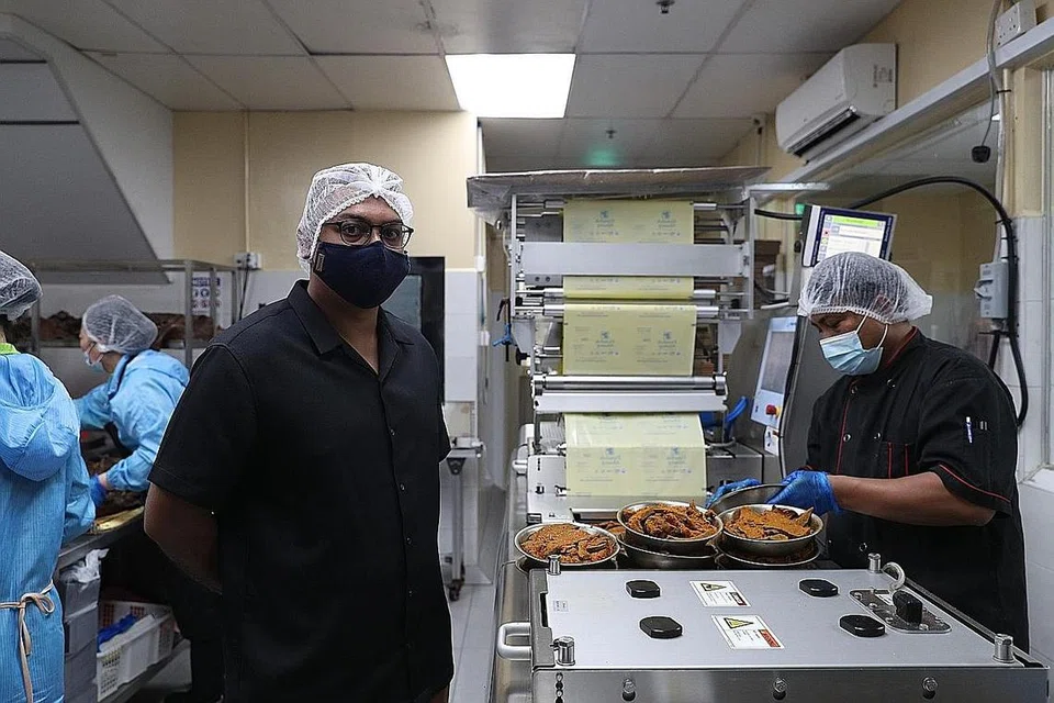 TAMBAH HASIL, JIMAT BELANJA: Encik Mohd Hasan Abdul Rahman, pemilik Pondok Abang di Hab Makanan Jurong, berkata pendigitalan yang dijalani syarikatnya bukan sahaja menghasilkan jualan tambahan melalui dalam talian sahaja, malah menjimatkan kos perniagaan. - Foto BH oleh TIMOTHY DAVID